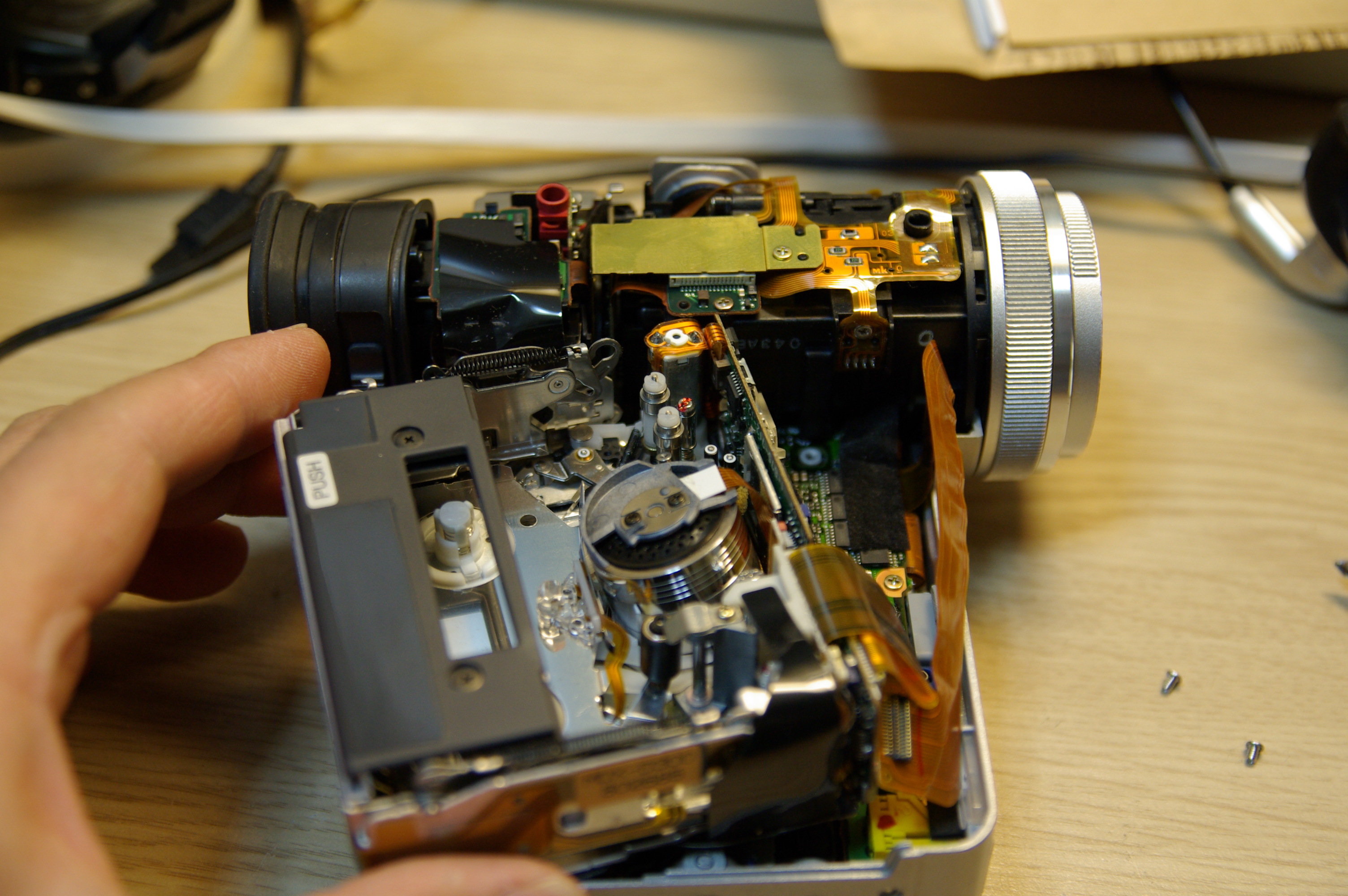 デジタルビデオカメラ、SONY DCR-PC100分解 | にしきの理科準備室